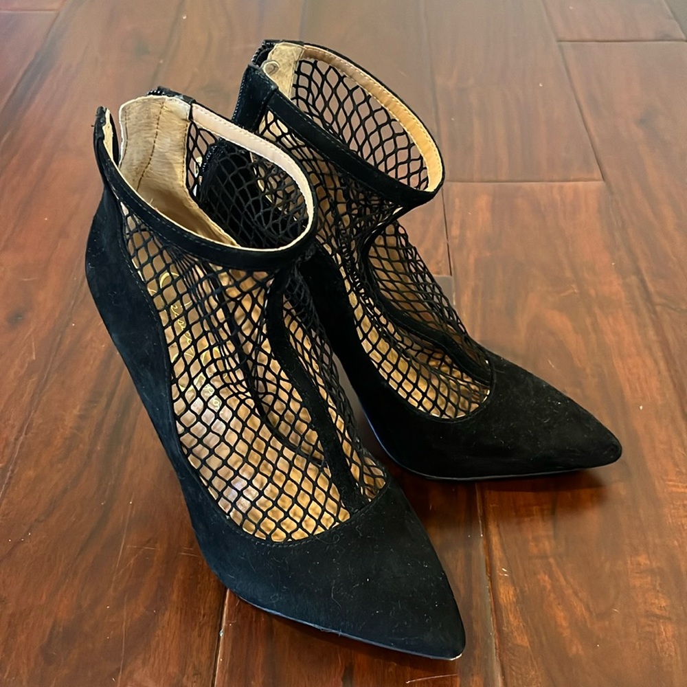 Jessica Simpson black pumps